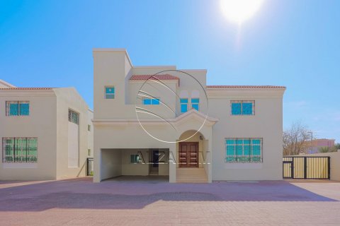Villa in Khalifa City, Abu Dhabi, UAE 4 bedrooms, 418 sq.m. № 615536 - photo 1