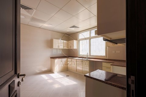 Villa in Khalifa City, Abu Dhabi, UAE 4 bedrooms, 418 sq.m. № 615536 - photo 12