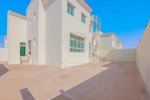 Villa in Khalifa City, Abu Dhabi, UAE 4 bedrooms, 418 sq.m. № 615536 - photo 4