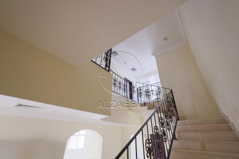 Villa in Khalifa City, Abu Dhabi, UAE 4 bedrooms, 418 sq.m. № 615536 - photo 18