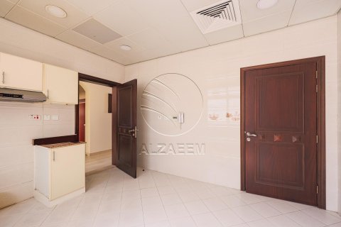 Villa in Khalifa City, Abu Dhabi, UAE 4 bedrooms, 418 sq.m. № 615536 - photo 11