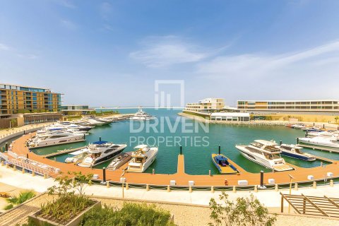 Apartment in Jumeirah, Dubai, UAE 3 bedrooms, 251 sq.m. № 601865 - photo 1