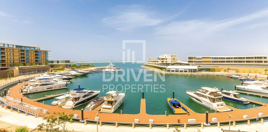 Apartment in Jumeirah, Dubai, UAE 3 bedrooms, 251 sq.m. № 601865