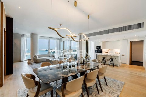 Apartment in Jumeirah, Dubai, UAE 3 bedrooms, 251 sq.m. № 601864 - photo 1