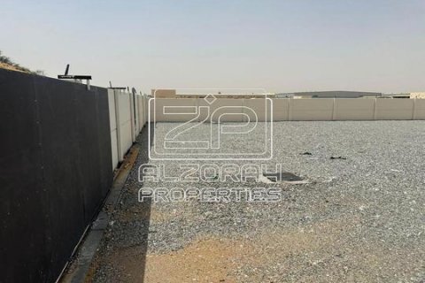 Зняти в оренду земельна ділянка в Emirates Modern Industrial, Умм-эль-Кайвайн, ОАЕ 1858м2, № 590132 - фото 1