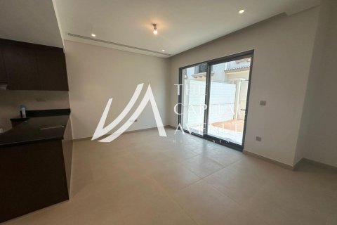 Townhouse in Khalifa City, Abu Dhabi, UAE 2 bedrooms, 123 sq.m. № 605014 - photo 2