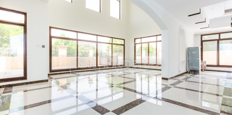 Villa in Dubai Land, UAE 5 bedrooms, 603.9 sq.m. № 194250