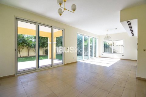Villa in Jumeirah Park, Dubai, UAE 4 bedrooms, 386 sq.m. № 626432 - photo 2