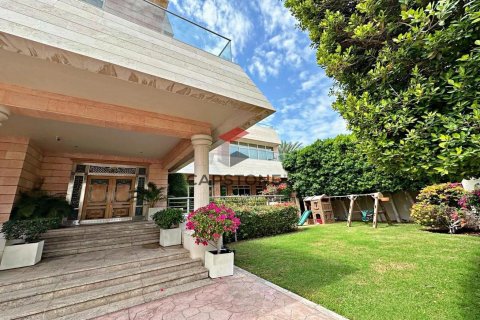 Villa in Al Bateen, Abu Dhabi, UAE 7 bedrooms, 1394 sq.m. № 600946 - photo 1