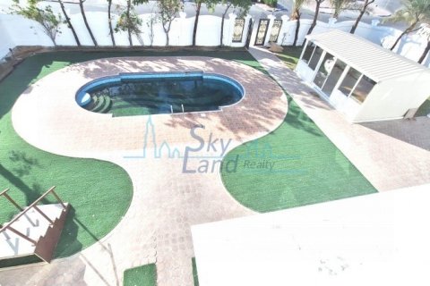 Villa in Al Barsha, Dubai, UAE 5 bedrooms, 650.3 sq.m. № 566089 - photo 1