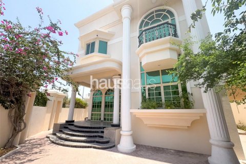 Umm Suqeim, Dubai, संयुक्त अरब अमीरात में विला, 5 बेडरूम, 513 वर्ग मीटर, संख्या 625687 - फ़ोटो 1