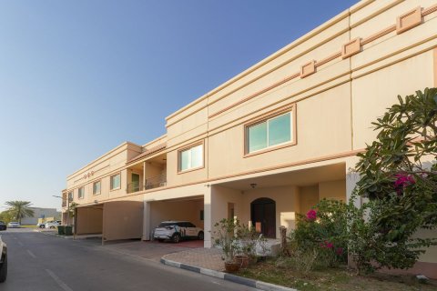 Pronë komerciale në Abu Dhabi, Emiratet e Bashkuara Arabe 4 dhoma gjumi, 249 m2. № 594736 - Foto 1