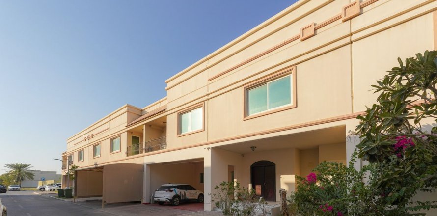 Pronë komerciale në Abu Dhabi, Emiratet e Bashkuara Arabe 4 dhoma gjumi, 249 m2. № 594736