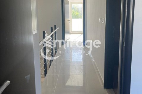 Townhouse in Al Reef, Abu Dhabi, UAE 4 bedrooms, 180.2 sq.m. № 596894 - photo 2