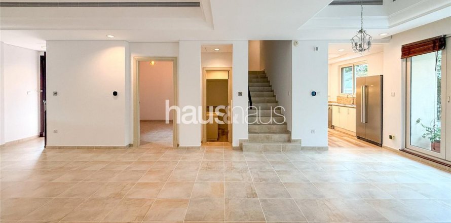 Shtëpi në qytet në Dubai Sports City, Emiratet e Bashkuara Arabe 4 dhoma gjumi, 247 m2. № 626461