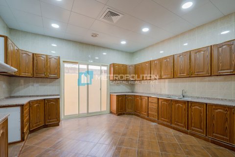 Commercial property in Al Nahyan Camp, Abu Dhabi, UAE 4 bedrooms, 310 sq.m. № 594961 - photo 5