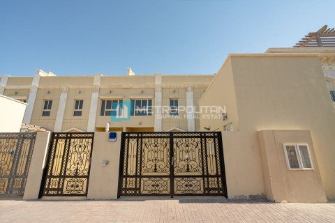Commercial property in Al Nahyan Camp, Abu Dhabi, UAE 4 bedrooms, 310 sq.m. № 594961 - photo 1