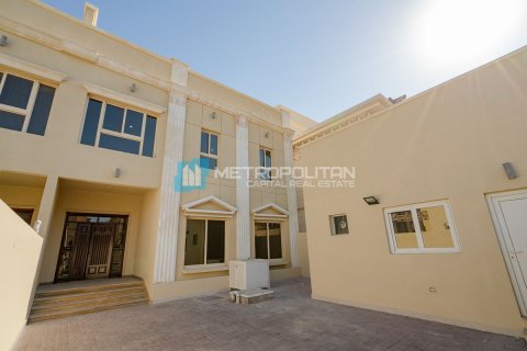 Commercial property in Al Nahyan Camp, Abu Dhabi, UAE 4 bedrooms, 310 sq.m. № 594961 - photo 14