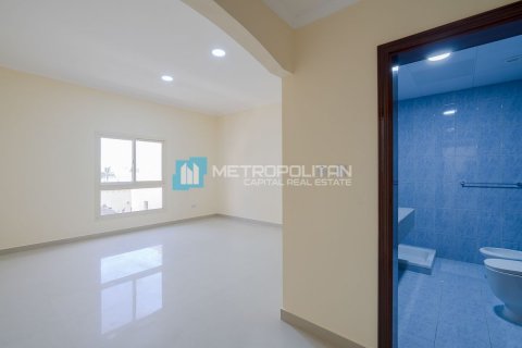 Commercial property in Al Nahyan Camp, Abu Dhabi, UAE 4 bedrooms, 310 sq.m. № 594961 - photo 11