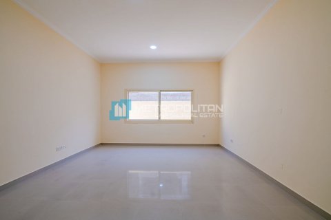 Commercial property in Al Nahyan Camp, Abu Dhabi, UAE 4 bedrooms, 310 sq.m. № 594961 - photo 3