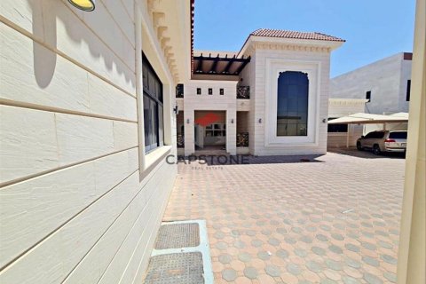 Villa para arrendamento em Al Ain, EAU 6 quartos, 111 m2 № 604556 - foto 4