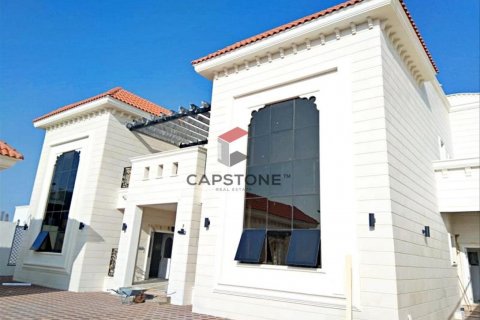 Villa para arrendamento em Al Ain, EAU 6 quartos, 111 m2 № 604556 - foto 1