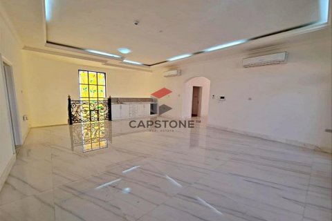 Villa para arrendamento em Al Ain, EAU 6 quartos, 111 m2 № 604556 - foto 3