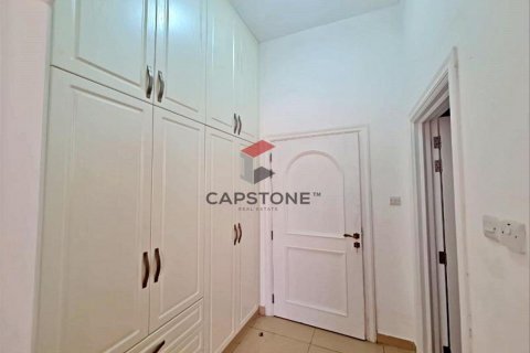 Villa para arrendamento em Al Ain, EAU 6 quartos, 111 m2 № 604556 - foto 17
