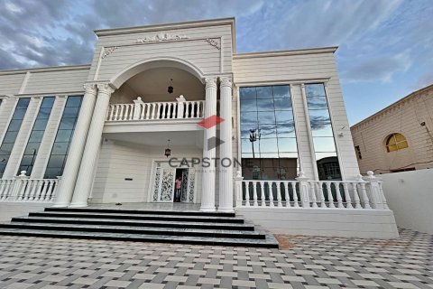 Villa in Zakher, Al Ain, UAE 4 bedrooms, 557 sq.m. № 604557 - photo 1
