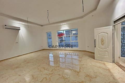 Villa in Zakher, Al Ain, UAE 4 bedrooms, 557 sq.m. № 604557 - photo 6