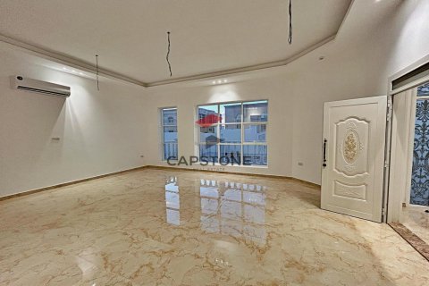 Villa in Zakher, Al Ain, UAE 4 bedrooms, 557 sq.m. № 604557 - photo 2