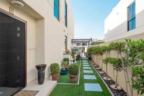 Villa in Dubai, UAE 3 bedrooms, 203.4 sq.m. № 556406 - photo 6