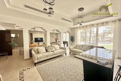 Villa sa Al Hamra Village, Ras Al Khaimah, UAE 5 silid-tulugan, 982.5 sq.m. № 588806 - larawan 7