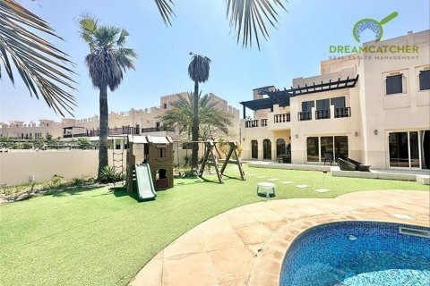 Villa sa Al Hamra Village, Ras Al Khaimah, UAE 5 silid-tulugan, 982.5 sq.m. № 588806 - larawan 4