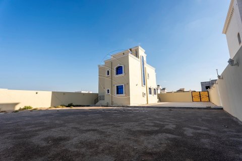 Vilë në Abu Dhabi, Emiratet e Bashkuara Arabe 5 dhoma gjumi, 1058 m2. № 615667 - Foto 2