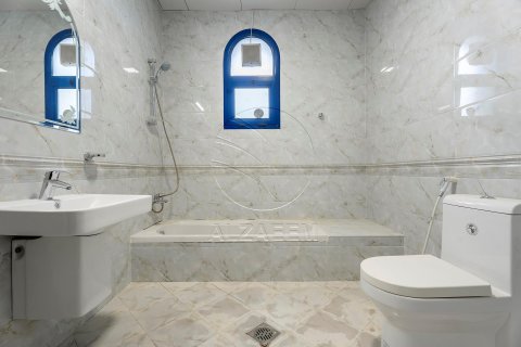 Vilë në Abu Dhabi, Emiratet e Bashkuara Arabe 5 dhoma gjumi, 1058 m2. № 615667 - Foto 15