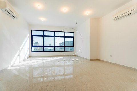 Vilë në Abu Dhabi, Emiratet e Bashkuara Arabe 5 dhoma gjumi, 1058 m2. № 615667 - Foto 5